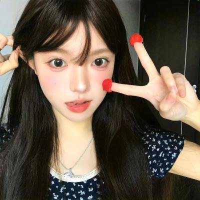 她在这里